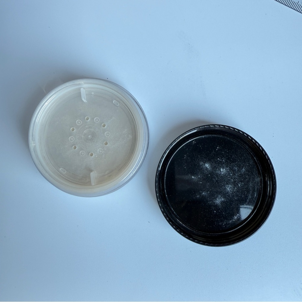 Avon Translucent Fair-Light Powder - Picture 2 of 3
